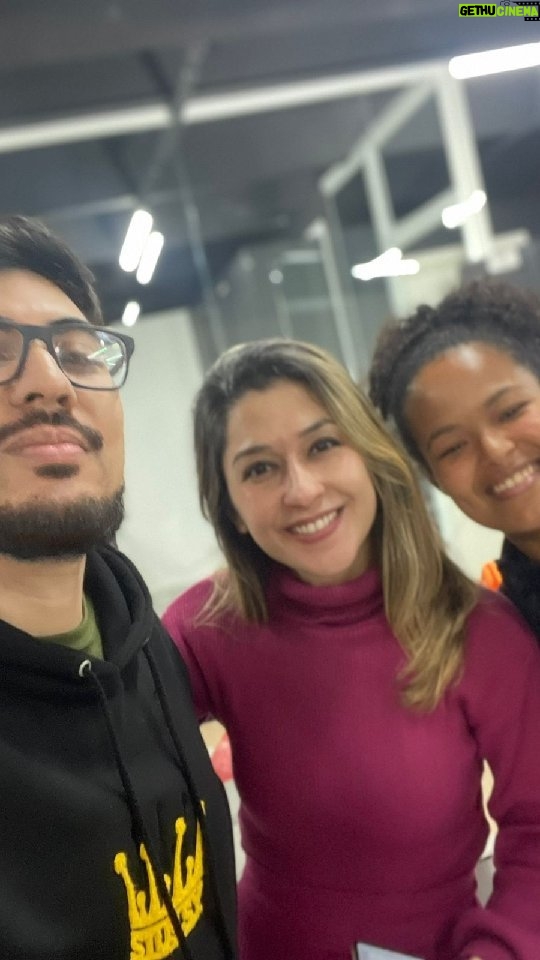 Karine Silva Instagram - O mundo da luta é fascinante.. engana-se quem pensa que é só subir no octógono e "sair na mão". Tem muito treino físico, estratégia e treino mental. A luta te obriga a sair da zona de conforto, ela te educa, te incentiva a evoluir e se não fosse a luta, com certeza eu não estaria aqui com a @myliveplus aprendendo outro idioma. Gratidão @myliveplus @andrebueno93 @deniseivanoski @rhii_cruz #aulasdeingles #myliveplus #inglesonline #myliveplusidioma #idiomaingles #karinekiller #killerkarine #karinesilva #karinekillerufc
