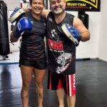 Karine Silva Instagram - Pensei comigo: Tirarei uns dias para descansar e dar uma folga dos treinos, e cá estou eu, não honrando as minhas palavras🤣🤣🤣 Obrigada professor @treinador_higa por toda ajuda é por ceder seu tempo e sua academia para que eu possa treinar nas férias ✊🏾👊🏾🙏🏾. #fozdoiguaçu #killerkarine #karinekiller #karinekillerufc #treino #manopla #ferias #brasil #ufc #luta #ufcbrasil #ufcfightpass Foz do Iguaçu