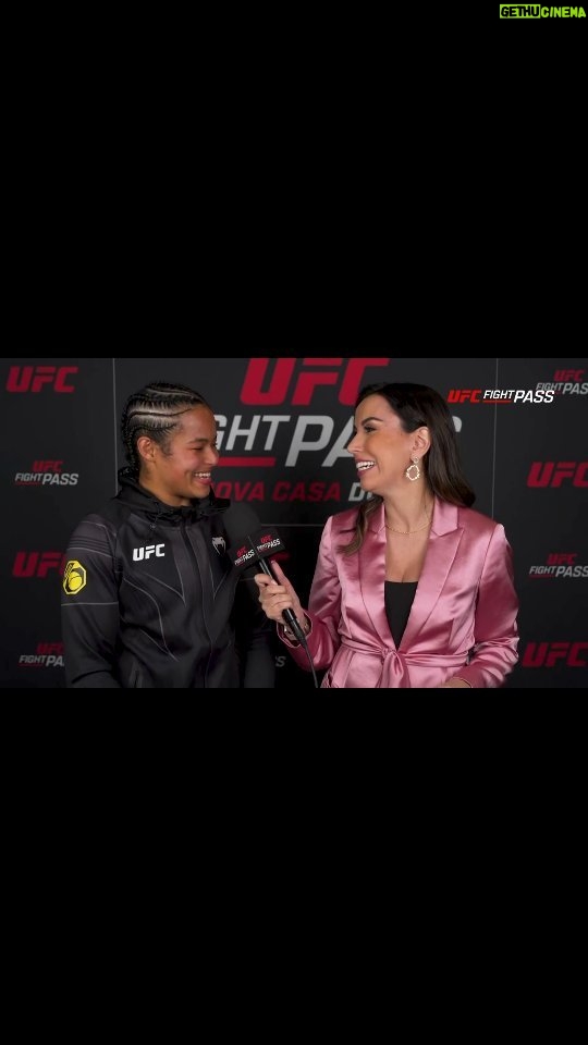 Karine Silva Instagram - Uma pequena parte da minha entrevista pós-luta, com a maravilhosa futura mamãe @vevyrodrigues . Grata por todo carinho de vocês, estou muito feliz em ser a 1 mulher na história do UFC a ter 3 vitórias consecutivas por finalização. Isso é gratificante demais, é fruto de muito trabalho, construído com muito sangue, suor e lágrimas 😂 muitas lágrimas. Obrigada a todos Ps: quem me passou a informação da parte da troca de células foi meu maravilhoso Psicológico Esportivo @marcoantoniodossferreira #brasil #boston #ufcbrasil #ufc #ufcfightpass #ufcboston #ufc292 #UFC292 #UFCFightPass #ufc192 #ufcmassachusetts Ufc Boston