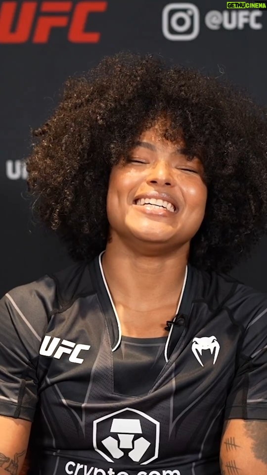 Karine Silva Instagram - AGORA SEM DELAY 🤣🤣🤣 SE DIVIRTAM CONOSCO ✊🏾 Posted • @ufc_brasil Que os brasileiros do #UFC292 mandam bem dentro do Octógono a gente já sabe! Mas será que eles conseguem soletrar os nomes de outros ateltas do card? Se liga no resultado! 😂 [ #UFC292 | HOJE, 19h30 | 📺 💻 📱 Ao vivo no @UFCFightPassBR ]