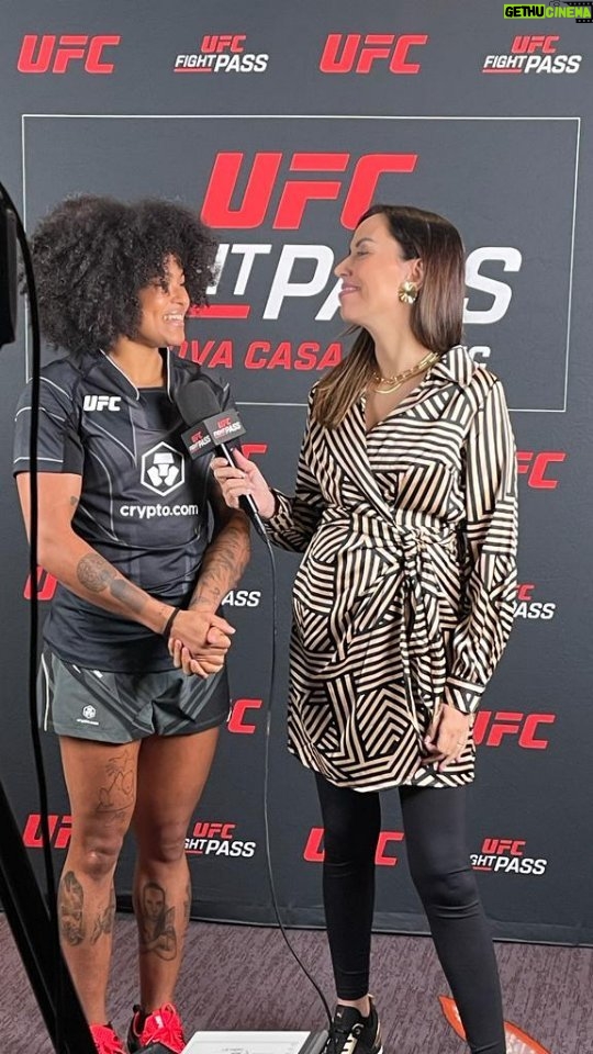 Karine Silva Instagram - Tive a satisfação de conversar com a melhor repórter do mundo, Evelyn Rodrigues @_evertonrj . Falamos um pouco sobre o duelo com Maryna Moroz, pelo peso-mosca e sobre oq espero pra essa luta. Se você ainda não é um assinante do UFC Figth Pass, não perca tempo e assine agora e fique por dentro de tudo o que acontece no #UFC292 neste sábado, 19 de agosto, a partir de 19h30 (horário de Brasília) com exclusividade no #UFCFightPass. Assine já: https://ufc.ac/KarineSilva #ufcbrasil #ufc #ufcfightpass #ufcboston #ufc292 #boston #brasil #karine_killer_ufc #karinekiller Boston, Massachusetts, USA