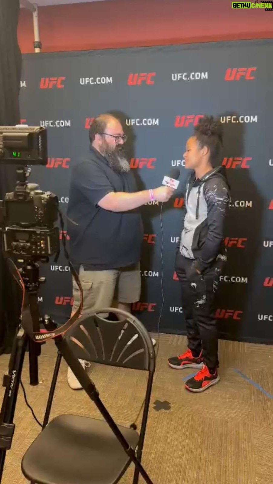 Karine Silva Instagram - Me enviaram um pedacinho da live que o @ag.fight fez no dia 09/01 e vim compartilhar com vocês de como foi a experiência do @odiegoribas ao me conhecer e a primeira impressão que ele teve da minha pessoa 🤣🤣🤣👊🏾✊🏾. Obrigada pelo carinho #ufc #ufc229 #ufcfightpassbr #ufcbrasil #karinekiller #karinekillerufc #agfight