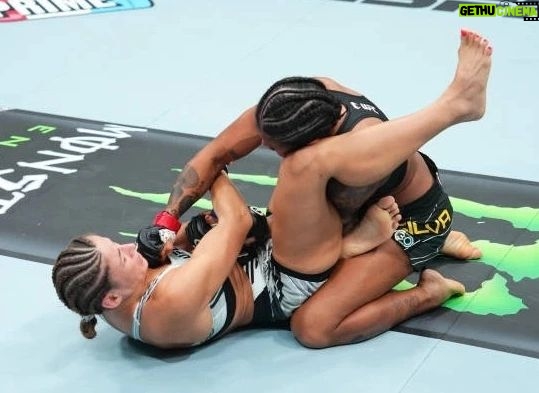 Karine Silva Instagram - Se mantiene invicta en la UFC! Karine Silva le ganó por sumisión (Guillotina) en el primer round a Maryna Moroz en UFC 292. SIGANME Y DALE LIKE PARA MÁS CONTENIDOS, META 4000 SEGUIDORES: @adicto_al_ufc Y sigan a mi amigo @ufcfanfighter #ufc292 #aljamainsterling #seanomalley #zhangweili #amandalemos #andstill #ufc #ufcnews #ufcespañol #ufcbrasil #ufceurope #mma #mmanews #mmaenespañol #ufcvegas78 #ufcsingapore #ufcparis #ufc293 #ufc294 #ufc295 #ufcvegas79 #iangarry #neilmagny #mariobautista #chitovera #pedromunhoz #nataliasilva #karinesilva #flyweight #womanfight TD Garden