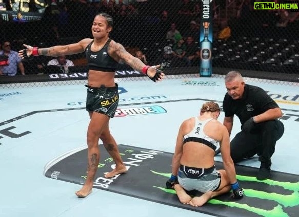Karine Silva Instagram - Se mantiene invicta en la UFC! Karine Silva le ganó por sumisión (Guillotina) en el primer round a Maryna Moroz en UFC 292. SIGANME Y DALE LIKE PARA MÁS CONTENIDOS, META 4000 SEGUIDORES: @adicto_al_ufc Y sigan a mi amigo @ufcfanfighter #ufc292 #aljamainsterling #seanomalley #zhangweili #amandalemos #andstill #ufc #ufcnews #ufcespañol #ufcbrasil #ufceurope #mma #mmanews #mmaenespañol #ufcvegas78 #ufcsingapore #ufcparis #ufc293 #ufc294 #ufc295 #ufcvegas79 #iangarry #neilmagny #mariobautista #chitovera #pedromunhoz #nataliasilva #karinesilva #flyweight #womanfight TD Garden