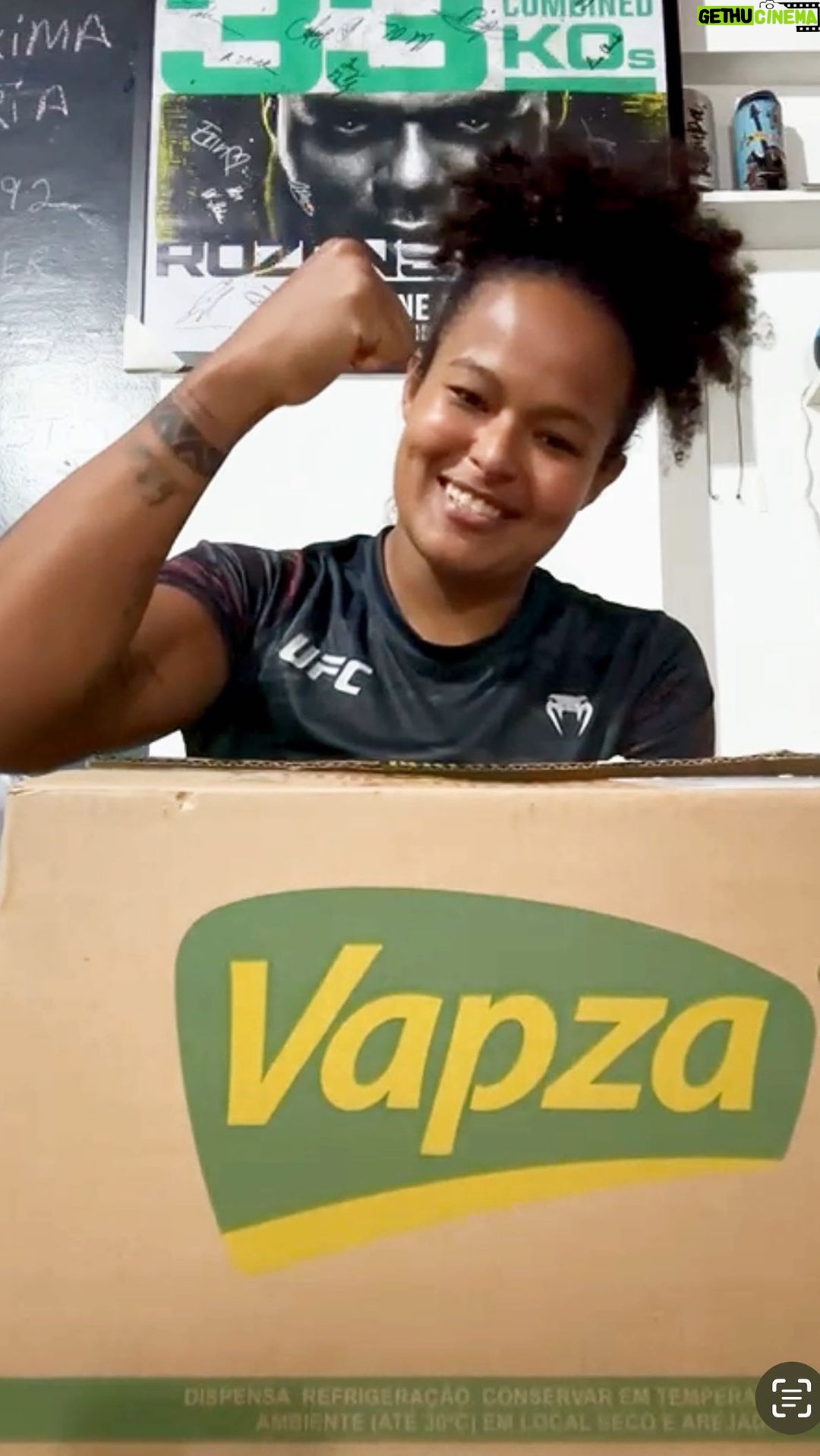 Karine Silva Instagram - A felicidade de quem chegou de viagem e deu de cara com os recebidos da @vapza 🫶🏽. A @vapza agora faz parte do nosso time e veio pra somar muito na dieta, perda de peso e recuperação de peso pós pesagem. Gratidão pela parceria e por confiar em nosso trabalho ✊🏾👊🏾 Galera que ainda não conhece a Vapza. São alimentos direto do produtor, cozidos no vapor e embalados a vácuo em embalagens resistentes e livre de BPA. Oferecendo mais praticidade e rapidez no preparo de refeições saudáveis, seguras e saborosas. Não perca tempo, acessa site abaixo e fique por dentro de tudo o que a vapza tem para lhe oferecer. https://www.vapza.com.br/