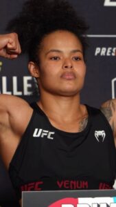 Karine Silva Instagram - Primeira batalha concluída com excelência, 125 lbs ✊🏾 Amanhã é dia de colocar em prática tudo o que foi feito no Camp, aproveitar o momento, se divertir e trazer a vitória pra casa. Obrigada a todos os envolvidos, o resultado positivo é fruto de um excelente trabalho em conjunto. VÍDEO 🎥 @fullsend_mma MESTRE: @gileribeirobjj MATE: @jonatanmaloqueiro / @ctsantafe_team PREPARADOR FÍSICO: @tfpatrickcardoso ACADEMIA: @basecorporal /@lucas_casanova82 PSICÓLOGO ESPORTIVO: @marcoantoniodossferreira NUTRICIONISTA: @lucasgossling MÉDICO: @drmozartmorais EXAMES: @xleme.oficial DENTISTA: @dradianadepaula PROTETOR BUCAL: @hannibalprotetorbucal RECOVERY: @performancerecoverycwb / @andremiskalo MASSOTERAPEUTA: @terapiascezarnicolotti / @cezarnicolotti MEDICINA CANNABICA: @brasilusahemp / @medicalhempbrasil PRODUTOS NATURAIS: @emporio.topmix /@priscilla_carteri SUPLEMENTO NATURAL: @byounatural TATUADOR: @diegorausis / @the_red_fox_tattoo ALIMENTOS DA DIETA: @vapza INGLÊS: @myliveplus / @andrebueno93 / @rhii_cruz COLABORADOR: @sucos.sa.curitiba /@luis_dodl #ufcboston #ufc #ufc292 #karinekiller #karine_killer_ufc #boston #brasil #massachusetts #ufcbrasil #ufcfightpass Boston, Massachusetts, USA