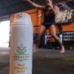 Karine Silva Instagram - O Pain Gel da USA Hemp @brasilusahemp é formulado com ingredientes naturais e de alta qualidade, incluindo extrato de cânhamo, que é conhecido por suas propriedades anti-inflamatórias e analgésicas. Isso significa que ele não apenas alivia a dor, mas também ajuda a reduzir a inflamação nos músculos. Uma das coisas que mais gosto no Pain Gel da @brasilusahemp é sua rápida absorção. Assim que aplico na área afetada, ele é absorvido pela pele em questão de segundos, proporcionando um alívio imediato. Isso é perfeito para quem está sempre em movimento e precisa se livrar das dores rapidamente. Outra característica incrível é sua fórmula não gordurosa, assim você não precisa se preocupar com isso. Ele é absorvido sem deixar resíduos gordurosos, permitindo que você continue suas atividades diárias sem incômodos. Além disso, o Pain Gel da USA Hemp é seguro e livre de efeitos colaterais indesejados. Você pode usá-lo sempre que precisar. Então, se você está procurando uma solução eficaz para suas dores musculares, eu recomendo fortemente o Pain Gel da USA Hemp. Com sua fórmula natural, rápida absorção e resultados comprovados ao longo dos anos, tenho certeza de que você não ficará desapontado. Espero que tenham gostado da minha recomendação de hoje. Não se esqueçam de curtir e deixar seus comentários. Até a próxima! Curitiba, Paraná - Brazil