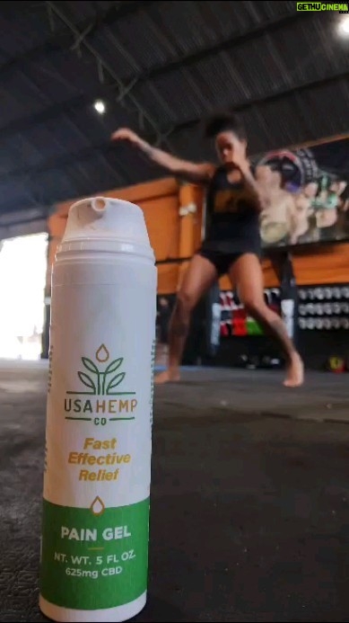 Karine Silva Instagram - O Pain Gel da USA Hemp @brasilusahemp é formulado com ingredientes naturais e de alta qualidade, incluindo extrato de cânhamo, que é conhecido por suas propriedades anti-inflamatórias e analgésicas. Isso significa que ele não apenas alivia a dor, mas também ajuda a reduzir a inflamação nos músculos. Uma das coisas que mais gosto no Pain Gel da @brasilusahemp é sua rápida absorção. Assim que aplico na área afetada, ele é absorvido pela pele em questão de segundos, proporcionando um alívio imediato. Isso é perfeito para quem está sempre em movimento e precisa se livrar das dores rapidamente. Outra característica incrível é sua fórmula não gordurosa, assim você não precisa se preocupar com isso. Ele é absorvido sem deixar resíduos gordurosos, permitindo que você continue suas atividades diárias sem incômodos. Além disso, o Pain Gel da USA Hemp é seguro e livre de efeitos colaterais indesejados. Você pode usá-lo sempre que precisar. Então, se você está procurando uma solução eficaz para suas dores musculares, eu recomendo fortemente o Pain Gel da USA Hemp. Com sua fórmula natural, rápida absorção e resultados comprovados ao longo dos anos, tenho certeza de que você não ficará desapontado. Espero que tenham gostado da minha recomendação de hoje. Não se esqueçam de curtir e deixar seus comentários. Até a próxima! Curitiba, Paraná - Brazil
