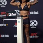 Karine Silva Instagram - NO PESO! A Karine Silva cravou 56.9 kg e avançou para o card do #ufcvegas74 🎥 @odiegoribas UFC APEX
