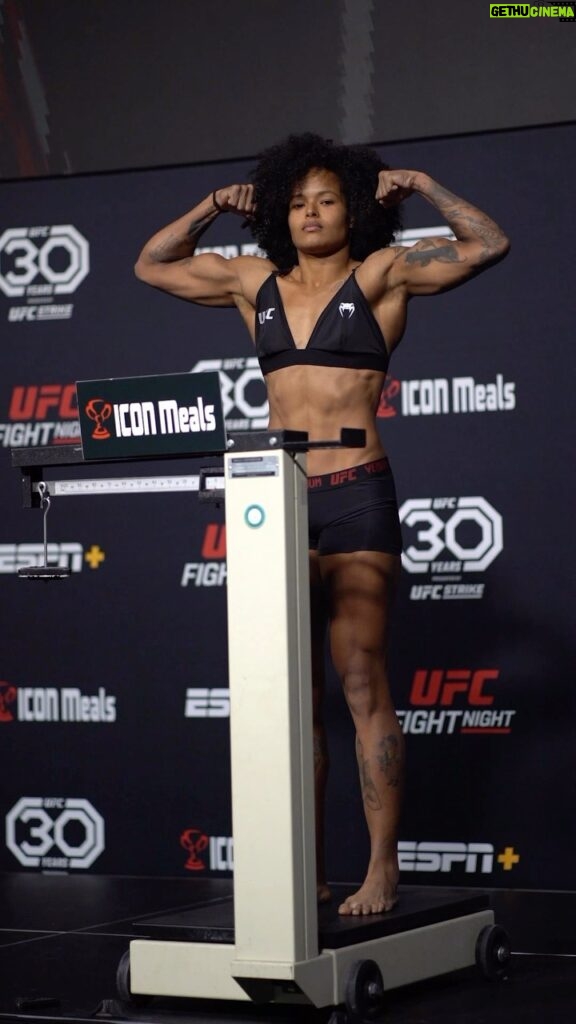 Karine Silva Instagram - NO PESO! A Karine Silva cravou 56.9 kg e avançou para o card do #ufcvegas74 🎥 @odiegoribas UFC APEX