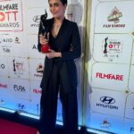 Karishma Tanna Instagram – Truly humbled and full of gratitude holding this beautiful black lady in my hand. Finally you’ve arrived ❤️🖤
The Filmfare Award for Best Actor, Drama, Critics’ (Female)  #Scoop at the #FilmfareOTTAwards2023.

Thanku @filmfare 
@hansalmehta @netflix_in