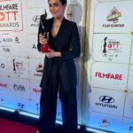 Karishma Tanna Instagram - Truly humbled and full of gratitude holding this beautiful black lady in my hand. Finally you’ve arrived ❤️🖤 The Filmfare Award for Best Actor, Drama, Critics' (Female) #Scoop at the #FilmfareOTTAwards2023. Thanku @filmfare @hansalmehta @netflix_in