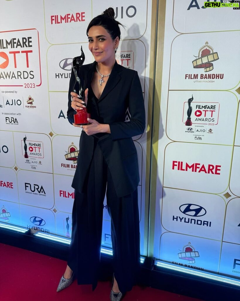 Karishma Tanna Instagram - Truly humbled and full of gratitude holding this beautiful black lady in my hand. Finally you’ve arrived ❤️🖤 The Filmfare Award for Best Actor, Drama, Critics' (Female) #Scoop at the #FilmfareOTTAwards2023. Thanku @filmfare @hansalmehta @netflix_in