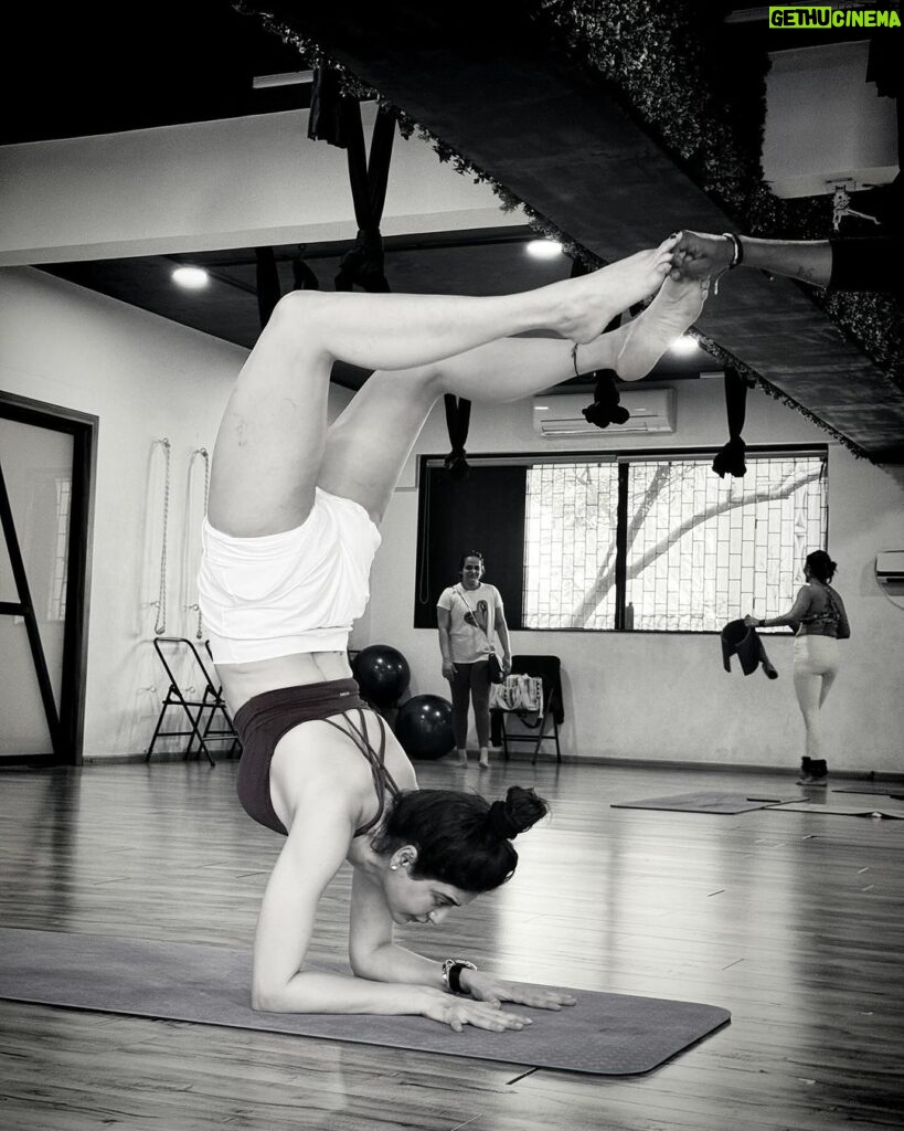 Karishma Tanna Instagram - Way to pinch mayurasan Yoga se hi hoga 😅