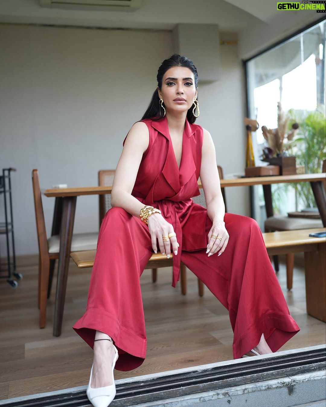 Karishma Tanna Instagram - Hello Sunday ❤️ #mood #love #kt Outfit- @nouria_official Jewellery - @zohra_india @jewellery.alara Make up:@makeupbyvishakha Hair: @shefali_hairstylist.81 Styled by- @sukritigrover Styling Team- @vanigupta.23 @bitofbash 📸- @Assd_khan