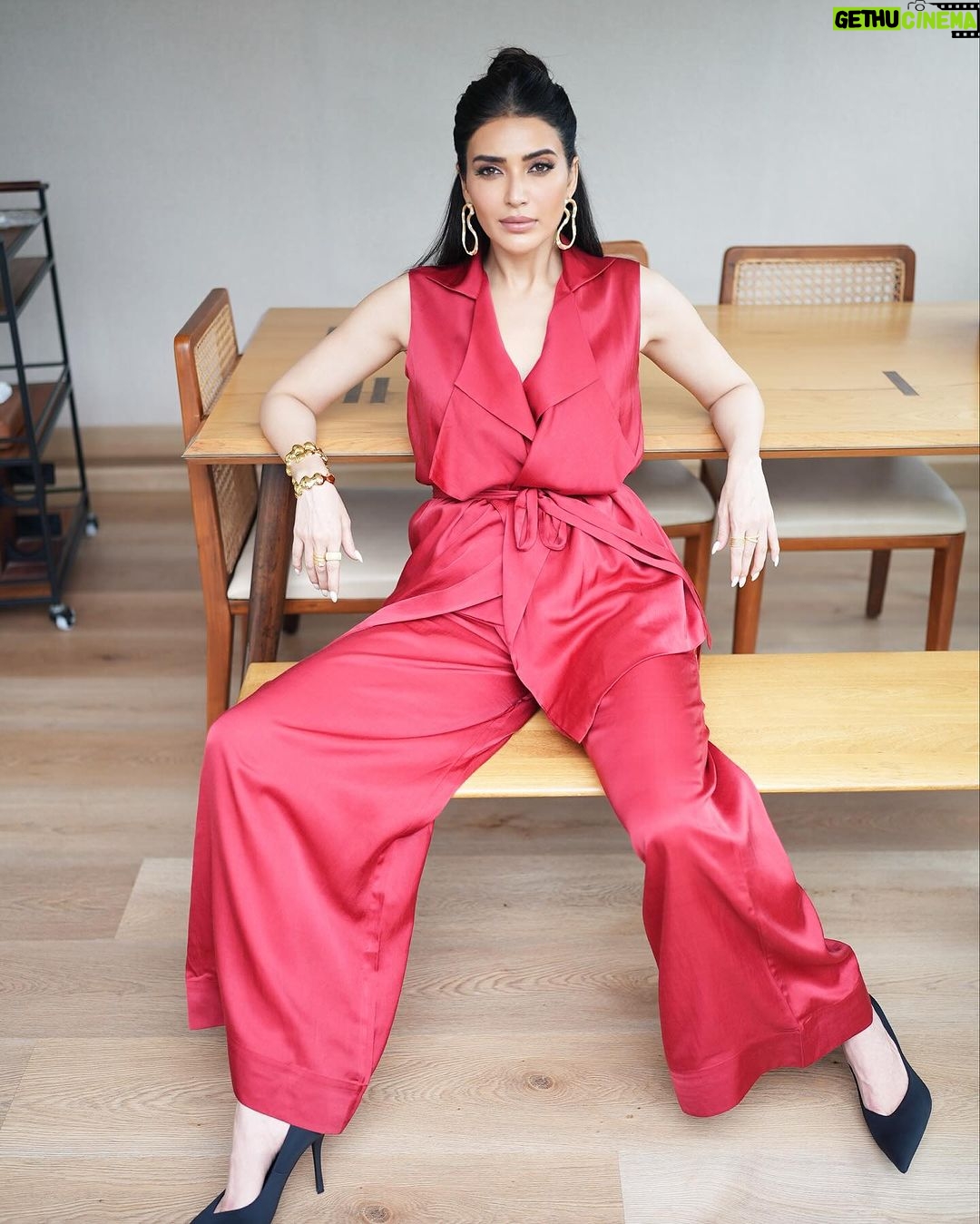 Karishma Tanna Instagram - Hello Sunday ❤️ #mood #love #kt Outfit- @nouria_official Jewellery - @zohra_india @jewellery.alara Make up:@makeupbyvishakha Hair: @shefali_hairstylist.81 Styled by- @sukritigrover Styling Team- @vanigupta.23 @bitofbash 📸- @Assd_khan
