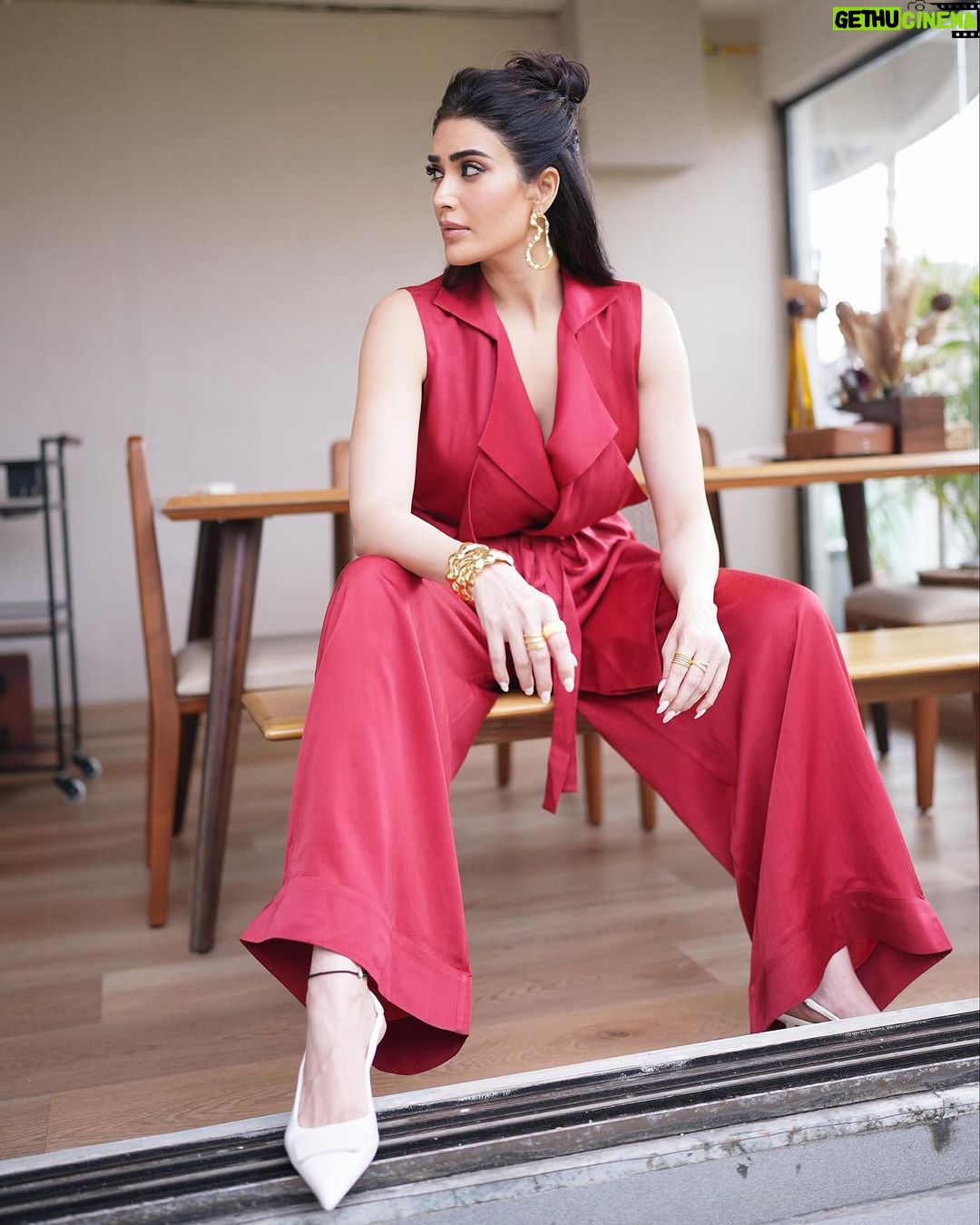 Karishma Tanna Instagram - Hello Sunday ❤️ #mood #love #kt Outfit- @nouria_official Jewellery - @zohra_india @jewellery.alara Make up:@makeupbyvishakha Hair: @shefali_hairstylist.81 Styled by- @sukritigrover Styling Team- @vanigupta.23 @bitofbash 📸- @Assd_khan