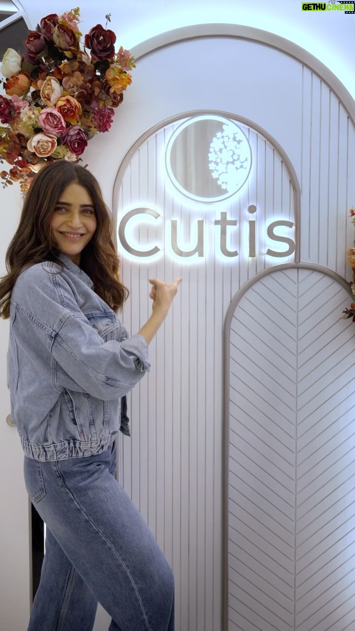 Karishma Tanna Instagram - Birthday pampering for the radiant @karishmaktanna She tried the rejuvenating HIFU Facial and loved the results. Cutis team added sweetness to the day by surprising her with a delightful cake-cutting celebration. #karishmatanna #birthday #pampering #cutispamper #hifu #facial #birthdaysurprise #celebration #cakecutting #cutisskinsolution #drapratimgoel