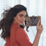 Karishma Tanna Instagram - Karishma knows it best! This Valentine's Day, be sure with Caprese! Shop a Caprese Bag, DM @capresegirl the bill and get a chance to win a romantic date on Caprese! #YourLoveNote #LoveCaprese #CapreseBag #CapreseGirl #Caprese #ValentinesDay