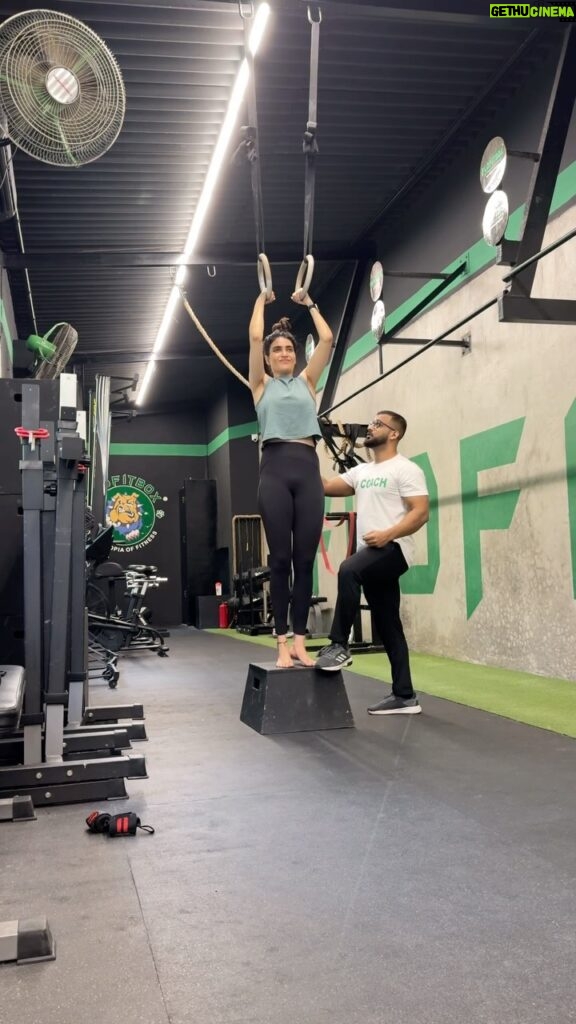 Karishma Tanna Instagram - I am working On myself, By myself , For my self. Shoulder and scapula injury , knee injury but show must go on 👍 @coachsalmanshaikh #reels #reelsinstagram #karishmatanna