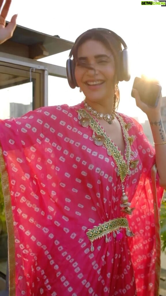 Karishma Tanna Instagram - Laado 😎 #reels #reelsinstagram #karishmatanna #diwali #Indian Dress by @pausefashion.in Indian outfit @kunwaraniritu_official Jewelry @anmoljewellers