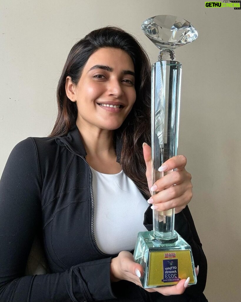Karishma Tanna Instagram - Truly humbled to receive Most Promising Actress award OTT🙏 #scoop Thank you @htcity @ottplayapp for this honour. Forever thankful to @netflix_in @hansalmehta @matchboxshots @castingchhabra This one’s for you ❤️🥳