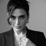 Karishma Tanna Instagram - The Black series 🖤 @filmfare Outfit- @advait_in @sesaaoffical Jewellery- @dripproject.co @siaartjewellery Heels - @prada Hair by @shefali_hairstylist.81 Stylist- @styledbyzainabb Asst. stylist - @mannatbhallaa Click @ishanzaka