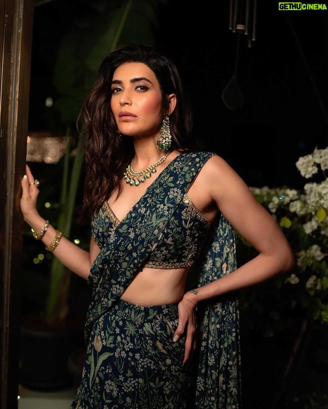 Karishma Tanna Instagram - Diwali celebrations 🎉 About last night for @rameshtaurani ❤️🙏🤗 Outfit @paulmiandharsh Hair by @shefali_hairstylist.81 Click by @areesz Neckpiece / earrings @dolsunjewelsofficial Handcuffs / rings @golecha_jewels @stylebysaachivj
