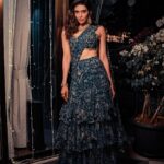 Karishma Tanna Instagram - Diwali celebrations 🎉 About last night for @rameshtaurani ❤️🙏🤗 Outfit @paulmiandharsh Hair by @shefali_hairstylist.81 Click by @areesz Neckpiece / earrings @dolsunjewelsofficial Handcuffs / rings @golecha_jewels @stylebysaachivj