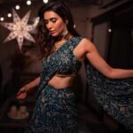 Karishma Tanna Instagram - Diwali celebrations 🎉 About last night for @rameshtaurani ❤️🙏🤗 Outfit @paulmiandharsh Hair by @shefali_hairstylist.81 Click by @areesz Neckpiece / earrings @dolsunjewelsofficial Handcuffs / rings @golecha_jewels @stylebysaachivj