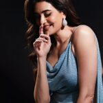 Karishma Tanna Instagram - Issa Look 👀 Jewelery: @goldenwindow @ascend.rohank Make up:@makeupbyvishakha Hair: @shefali_hairstylist.81 Styled by- @sukritigrover Styling Team- @vanigupta.23 @bitofbash 📸- @dhruv_dixit_serenity
