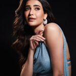 Karishma Tanna Instagram - Issa Look 👀 Jewelery: @goldenwindow @ascend.rohank Make up:@makeupbyvishakha Hair: @shefali_hairstylist.81 Styled by- @sukritigrover Styling Team- @vanigupta.23 @bitofbash 📸- @dhruv_dixit_serenity