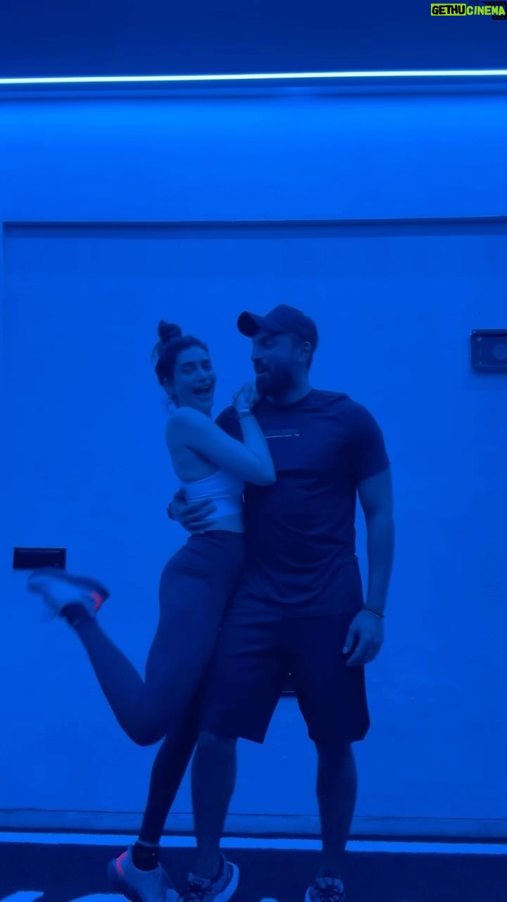 Karishma Tanna Instagram - Just another Day 🤪 Workin out on Hindi songs.. loveeee #karishmatanna #gym #love #sunday