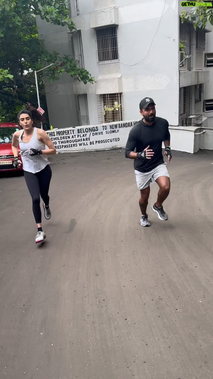 Karishma Tanna Instagram - Outdoor drill. After a month of gap, gettin back slowly n gradually with simple yet effective exercises.ππ₯΅π€π€letβs burn the carbs π€π€