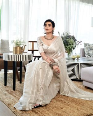 Karishma Tanna Instagram - Forever a Saree girl 💛
Saree @nesting_bulbul 
Jewellery @sangeetaboochra

Styled by @stylebysaachivj