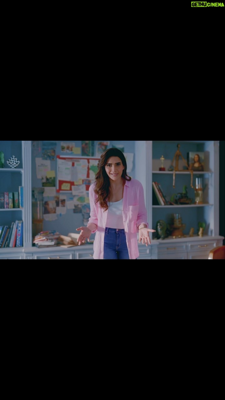 Karishma Tanna Instagram - Ye Hobnobs Kya hai? Agar aapke pass hai is sawal ka quirkiest, funniest and most interesting jawab to aap jeet sakte hain ek London trip aur bahut saare cool gadgets. So, Open your Instagram, search for the Hobnobs filter in effects, click your selfie and type your answer and post it with #Hobnobs on your instagram account. #contestalert #rewards #london #trending #trends
