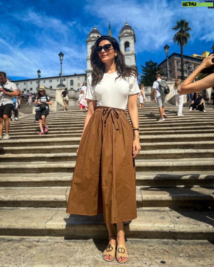 Karishma Tanna Instagram - When in Rome , Pose 🤍🩷 #travel #italy #potd #mood #explore #karishmatanna