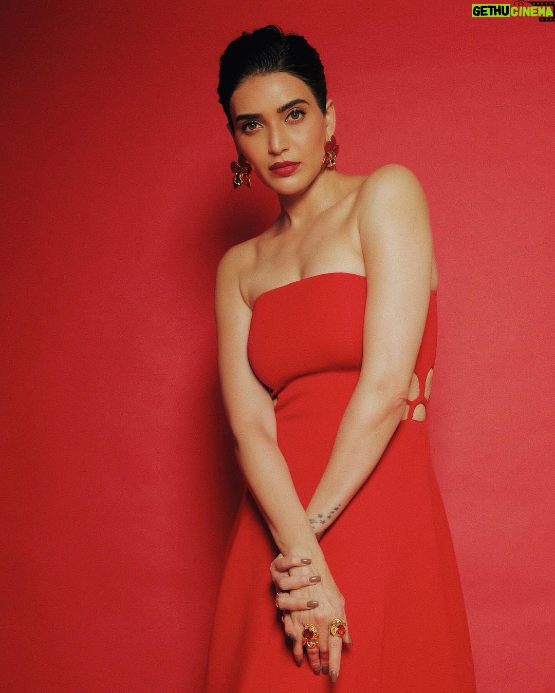 Karishma Tanna Instagram - Fashion gone Red ❤️ Outfit- @ozeqo Jewellery- @valliyan Make up @aafreenmakeupandhair Hair @shefali_hairstylist.81 Styled by: @sukritigrover Styling Team: @vanigupta.23 @harshitadaga01 @bitofbash