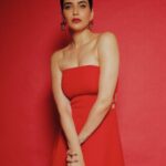 Karishma Tanna Instagram - Fashion gone Red ❤️ Outfit- @ozeqo Jewellery- @valliyan Make up @aafreenmakeupandhair Hair @shefali_hairstylist.81 Styled by: @sukritigrover Styling Team: @vanigupta.23 @harshitadaga01 @bitofbash