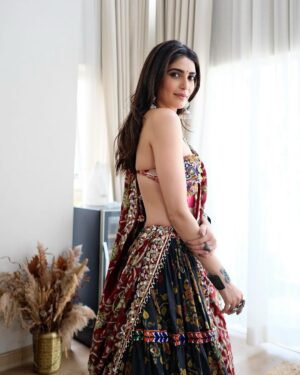 Karishma Tanna Instagram - The gujjuness in me ❤️

Outfit @annus_creation
Jewellery @azotiique
Styled by @stylebysaachivj 
Assistant @styledbynikinagda