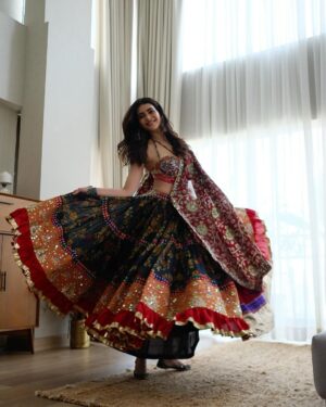 Karishma Tanna Instagram - The gujjuness in me ❤️

Outfit @annus_creation
Jewellery @azotiique
Styled by @stylebysaachivj 
Assistant @styledbynikinagda