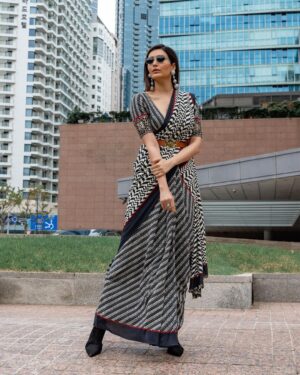 Karishma Tanna Instagram - On the roads of #Busan 
Only love 🖤

Wearing @jjvalaya 

@sukritigrover 
@netflix_in 
@aca_g.ott2023