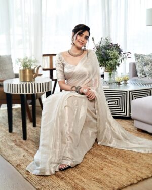 Karishma Tanna Instagram - Forever a Saree girl 💛
Saree @nesting_bulbul 
Jewellery @sangeetaboochra

Styled by @stylebysaachivj