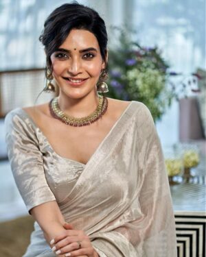 Karishma Tanna Instagram - Forever a Saree girl 💛
Saree @nesting_bulbul 
Jewellery @sangeetaboochra

Styled by @stylebysaachivj