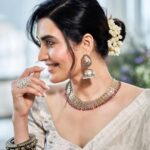 Karishma Tanna Instagram - Forever a Saree girl 💛 Saree @nesting_bulbul Jewellery @sangeetaboochra Styled by @stylebysaachivj