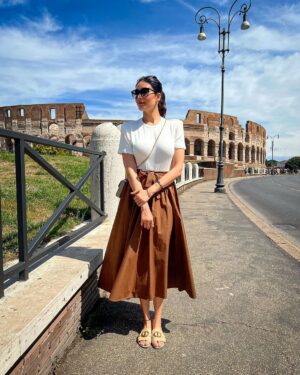 Karishma Tanna Instagram - When in Rome , Pose 🤍🩷

#travel #italy #potd #mood #explore #karishmatanna