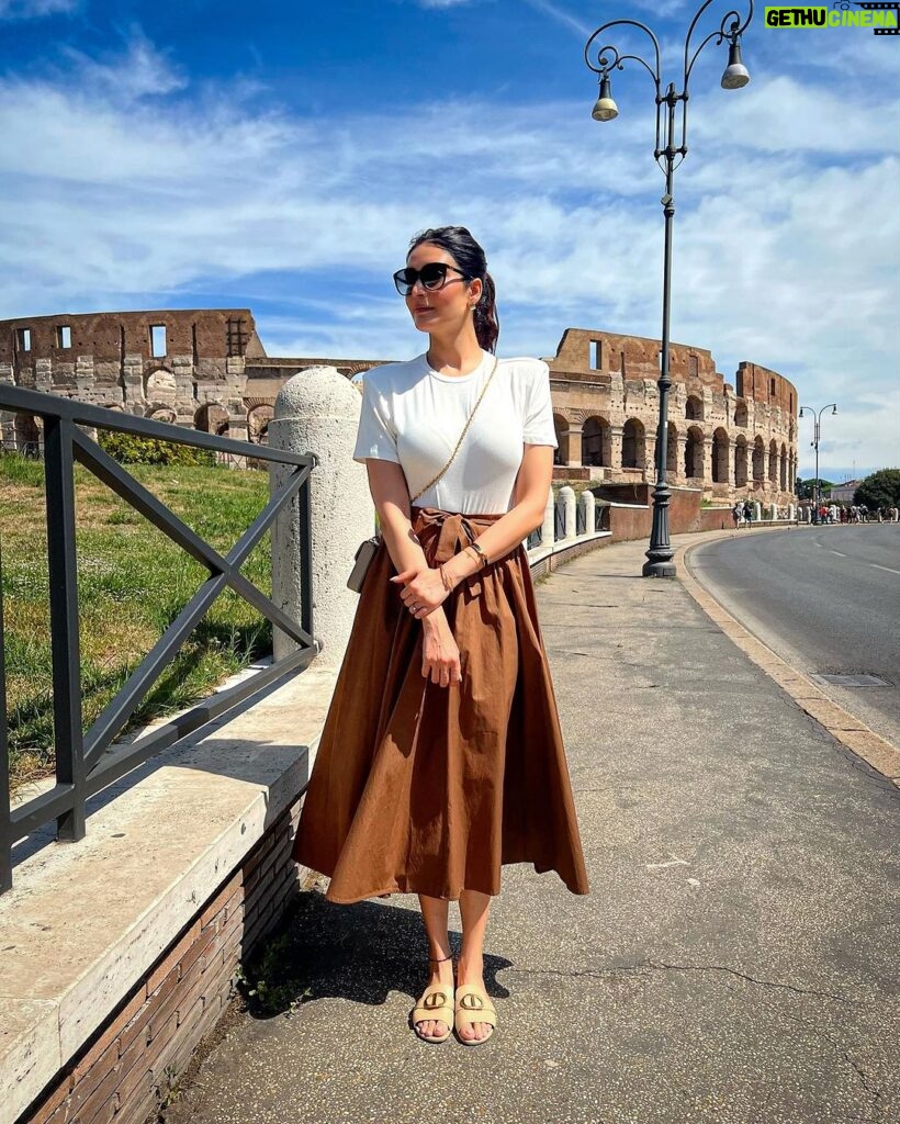 Karishma Tanna Instagram - When in Rome , Pose 🤍🩷 #travel #italy #potd #mood #explore #karishmatanna