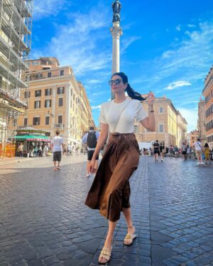 Karishma Tanna Instagram - When in Rome , Pose 🤍🩷

#travel #italy #potd #mood #explore #karishmatanna