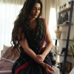 Karishma Tanna Instagram - Feeling Indianishhhhh ❤️❤️❤️ Saree @roddurindia Jewellery @sangeetaboochra @aquamarine_jewellery Hair @shefali_hairstylist.81 Stylist @stylebysaachivj Click by @mourya