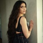 Karishma Tanna Instagram - Feeling Indianishhhhh ❤️❤️❤️ Saree @roddurindia Jewellery @sangeetaboochra @aquamarine_jewellery Hair @shefali_hairstylist.81 Stylist @stylebysaachivj Click by @mourya